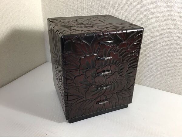 鎌倉彫? 5段 小引出し 牡丹図 高33cm幅27cm奥24cm 小物入れ 収納箱 卓上 木製 和風 小箪笥 レトロ