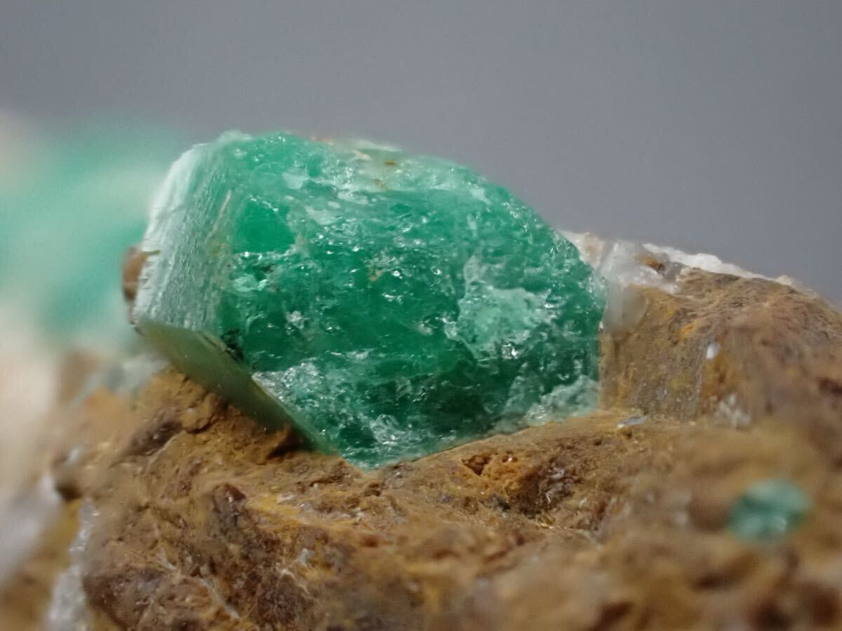 宝石質＆クラスター エメラルド 緑柱石 ベリル 結晶 原石 標本