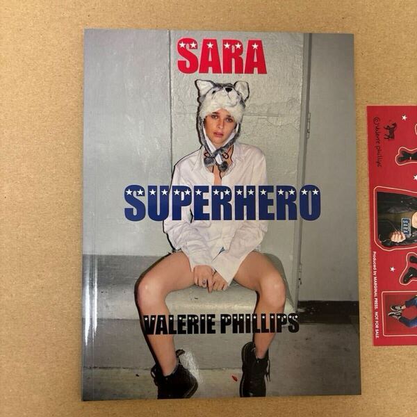 サイン入 Valerie Phillips ヴァレリー・フィリップス 写真集 Sara Superhero 非売品シール付