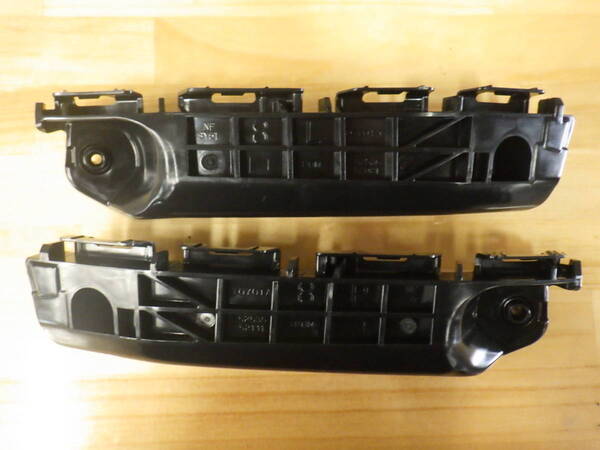 新品未使用 ヴィッツ KSP130 NCP131 NHP130 NSP130 NSP135 フロントバンパーサポート フロントブラケット 左右セット