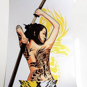 大サイズ 200mmx128mm♪ ゴールド刀 アート 日本髪 入れ墨 タトゥー 剣士 ステッカー 車 バイク ヘルメット 江戸 セクシー