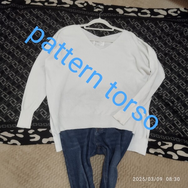 pattern torso レーヨン素材肌触り滑らか 両目Vネック薄手 ニット 白 ゆったりM