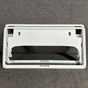 TOYOTA ナンバーフレーム カスタムペイント ホワイトパール 070 文字ブラック