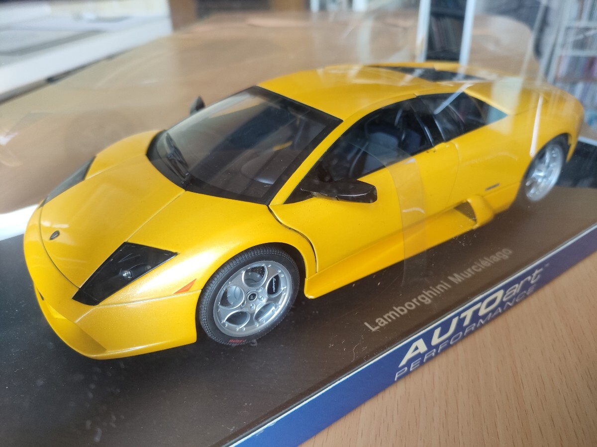 AUTOart 1:18 Scale Lamborghini Murcielago LP670-4 SV, Giallo