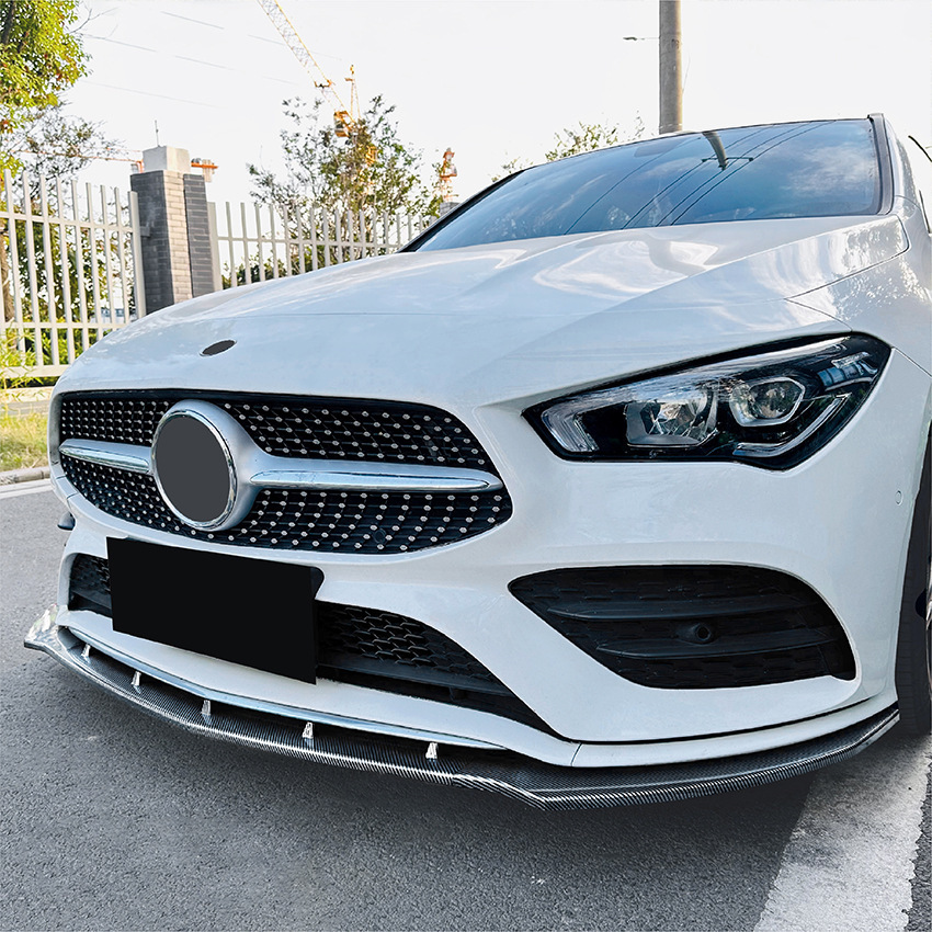 ベンツCLA250フロントバンパー左側の範囲が広い傷を部分的修理