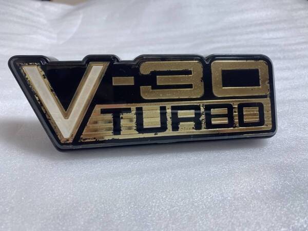 PY30 グロリア 前期 4ドアHT V30ターボ グリルエンブレム 品番62398-V6715 送料込 Y30 セドリック VY30 WY30
