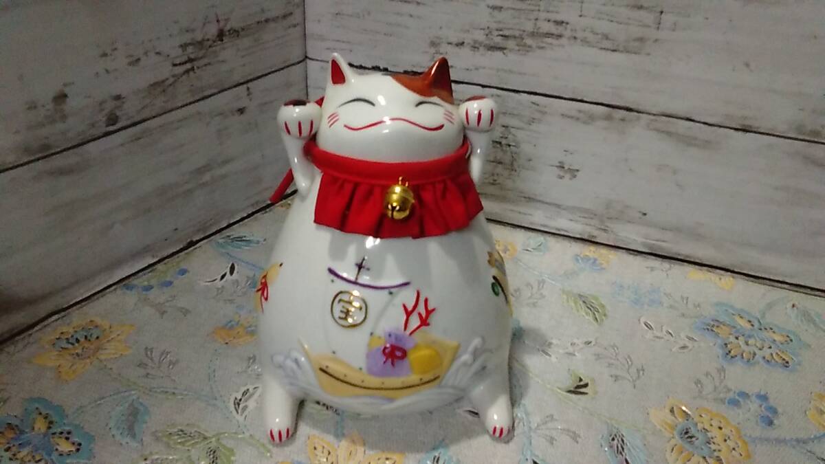 Amazon.co.jp: 招き猫 貯金箱 右足招き 金運 陶器 座布団付