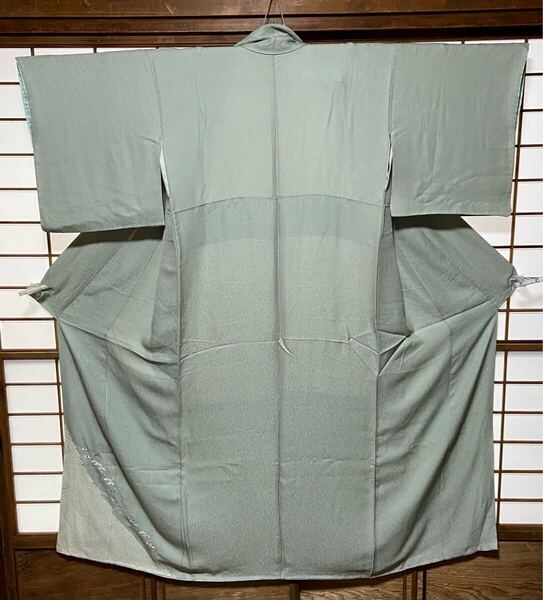 色留袖 正絹縮緬地 作家者 薄緑の地織り地に絞りと松竹梅と小舟の刺繍柄 K192