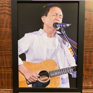 額装品★小田和正①⑤⑤ライブでのギター弾き語りショット!★当時印刷物★A5特サイズ額入り★ラブストーリーは突然に★言葉にできない★