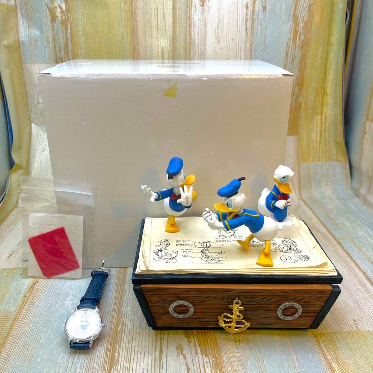 限定品★ドナルド・ダック 腕時計 陶器製 小物入れ 引き出し モデルシート 限定品☆ドナルド・ダック 腕時計 陶器製 小物入れ 引き出し