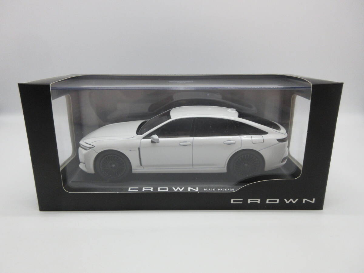 Amazon.co.jp: 1/30 トヨタ 新型クラウンセダン HEV カラー