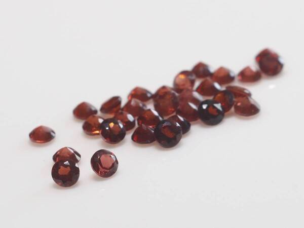 キレイな赤茶色ガーネット 3mmラウンド 30個 4.60ct