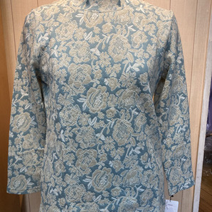 新品 日本製!花柄ふくれジャガード(綿・ウール(毛)混)起毛長袖ハイネックブラウス、カットソー、プルオーバー、やや薄手の素材です。