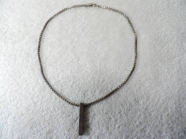 【質問欄より値下げ交渉可】SILVER刻印あり・女性ネックレス・美品・長さ約:410ミリ・シルバーペンダント:35x4.5ミリ・約:20.5g