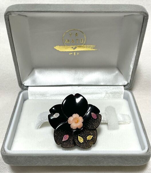 NO.921 帯留め 人間国宝【西勝廣】鼈甲 珊瑚 輪島塗 沈金加工 桜花 花びら SILVER刻印(帯留 帯飾り 和装小物)