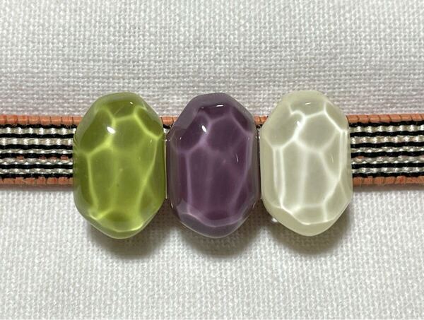 NO.890 帯留め 3連 水面 ランダムカット リメイク品(帯留 帯飾り 和装小物)ハンドメイド品