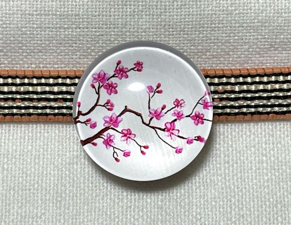 NO.1361 帯留め ガラス製 直径約24mm 花 桜 リメイク品(帯留 帯飾り 和装小物)ハンドメイド品