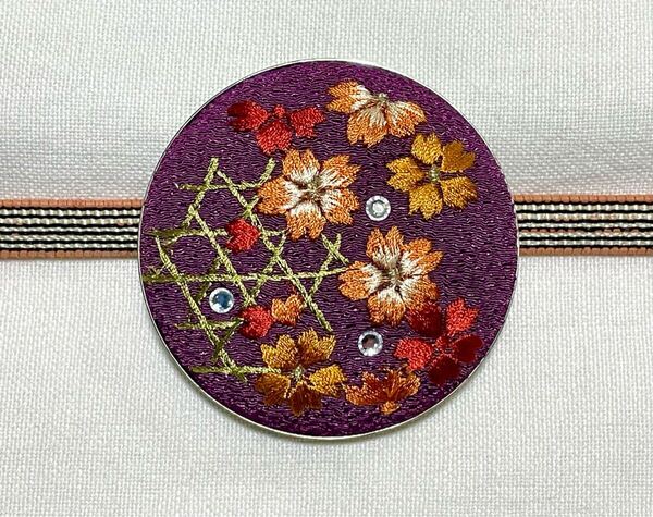 NO.1881 帯留め「IKKO」桜 刺繍 ラインストーン付き 振袖 振り袖 ぽっちり(帯留 帯飾り 和装小物)