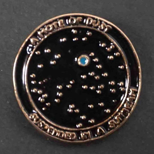 《DX黒星空US円天文学》AA激渋■おしゃれ ファッション 新品『 宇宙の藻屑 カール・セーガン 宇宙科学 天文学 』 ピンバッジ■ スペース
