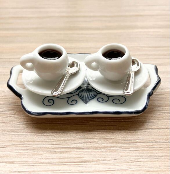 【ミニチュア食器・ドールハウス】コーヒーカップ2客&トレイ 陶器 コーヒータイム