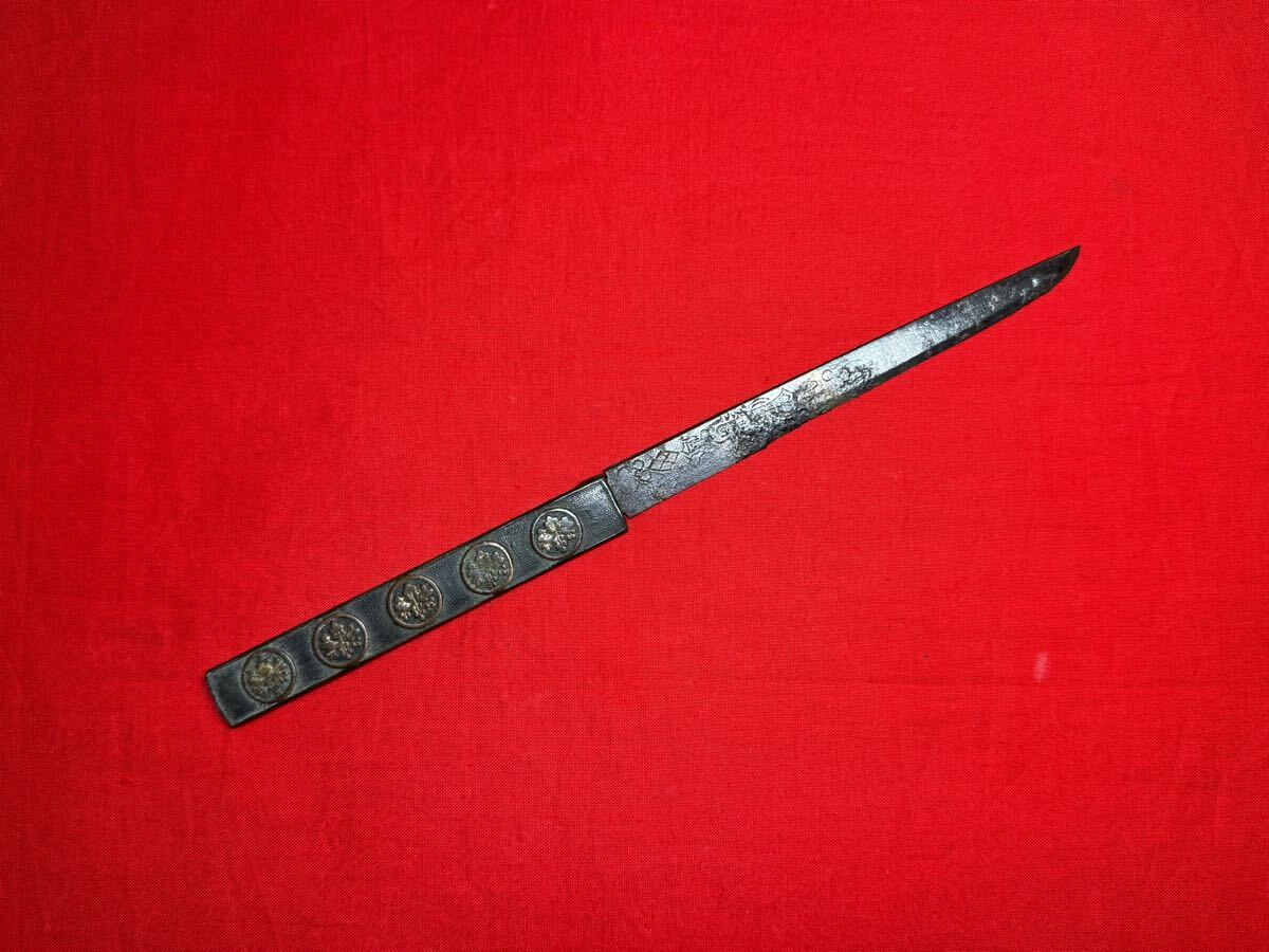 K594⭐︎かなり古い 短刀 小刀用? 小振りな 龍 鍔 つば 在銘 黒鉄 K594⭐︎かなり古い 短刀 小刀用? 小振りな 龍 鍔 つば 在銘