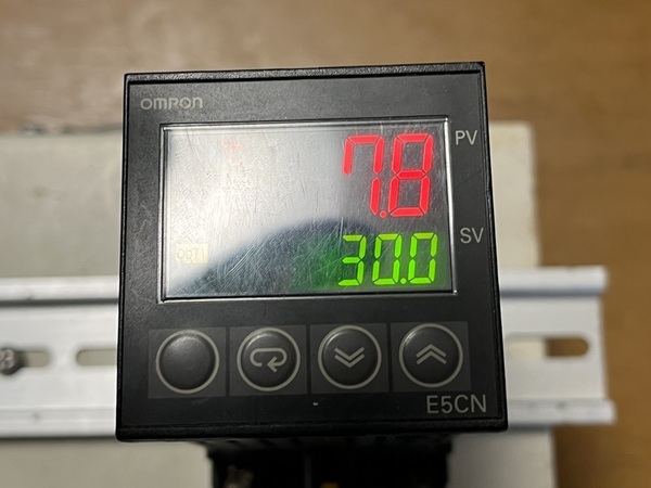 中古 OMRON E5CN-R2TU AC100-240v 温度調節器