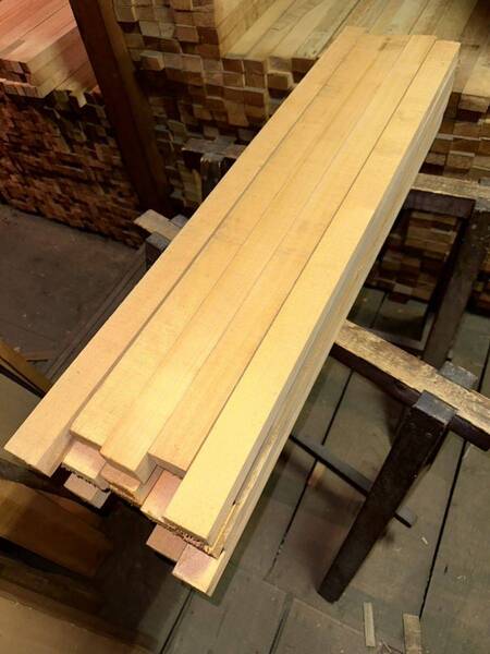 木曽ひのき角材 柾目赤目 90〜105cm×4.5cm程度×3.5cm程度 25本