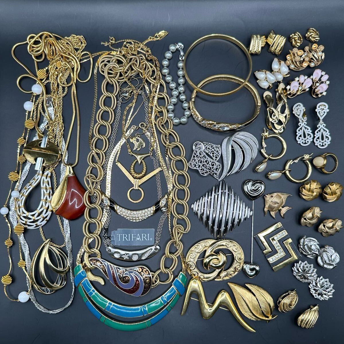 現品限り】1950s TRIFARI トリファリ CROWN 刻印 ネックレス正絹 現品限り】1950s TRIFARI トリファリ CROWN 刻印 ネックレス正絹