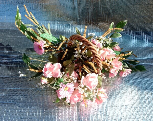造花 バラ 花籠 フラワーバスケット ピンク お花 持ち手付きかご インテリア雑貨 フラワーアレンジメント 飾り 置物 グリーン イエロー