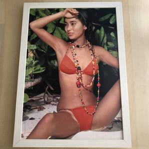 kj ★額装品★ 斉藤和子 19歳 グラビア セクシー ビキニ 貴重写真 A4サイズ額入り ポスター風デザイン 水着 CMモデル 歌手 レコード