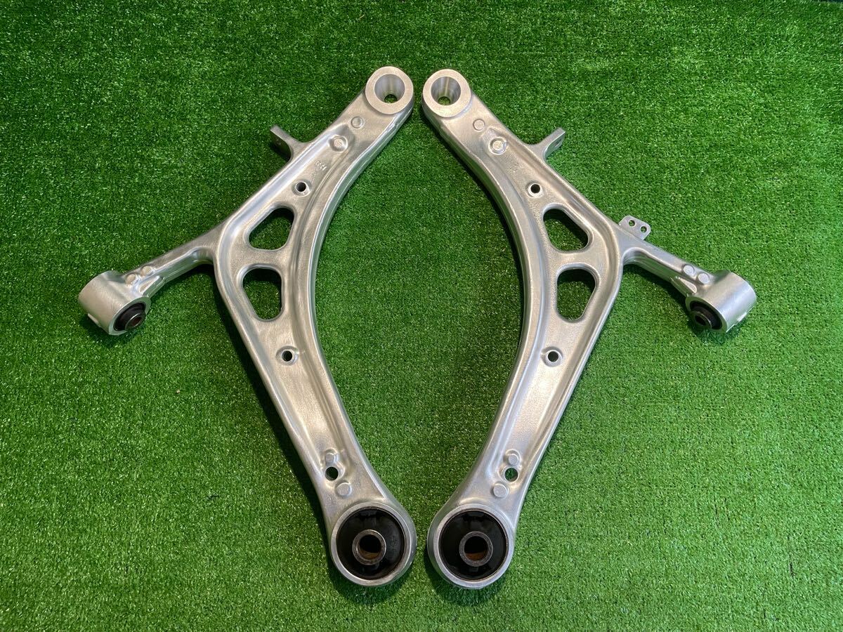 GRB フロントロアアーム純正 左右 中古 GRB フロントロアアーム純正 左右 中古