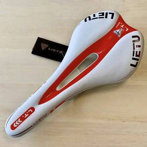 自転車サドル スポーツバイク仕様 薄型 ホワイト赤ライン【匿名配送 送料無料】