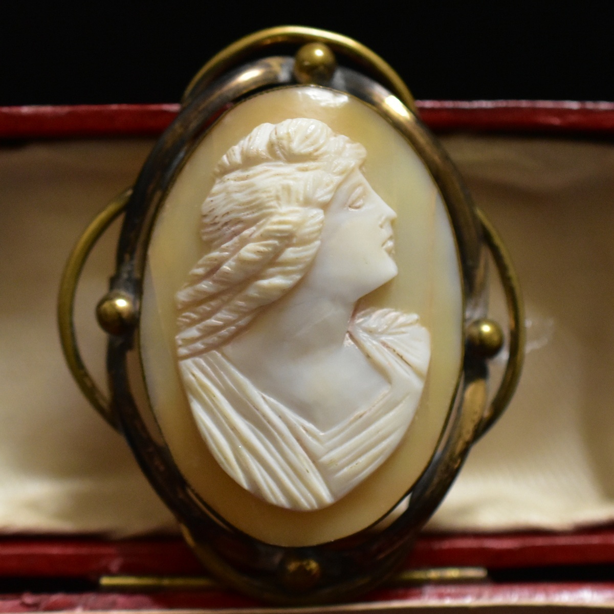 19世紀末アンティークシェルカメオブローチ 9金製、安全チェーン