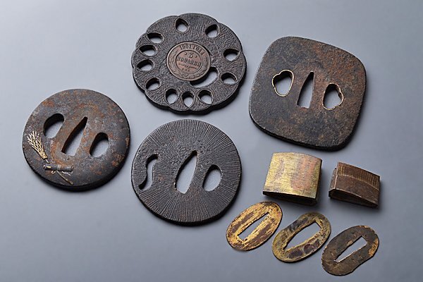 時代武具 刀装具 鍔　② 古玩 刀装具 鍔8鉄製 時代 通り抜け 二天 当時物