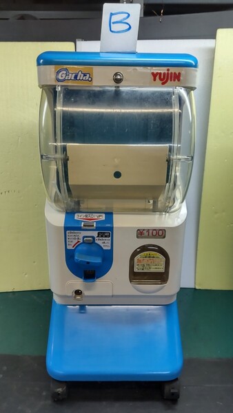 ガチャ本体 No.B中古品 スリムボーイ全塗装リメイク 台座、キャスター付き