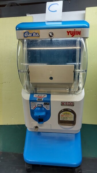 ガチャ本体 No.C 中古品 スリムボーイ全塗装リメイク 台座、キャスター付き