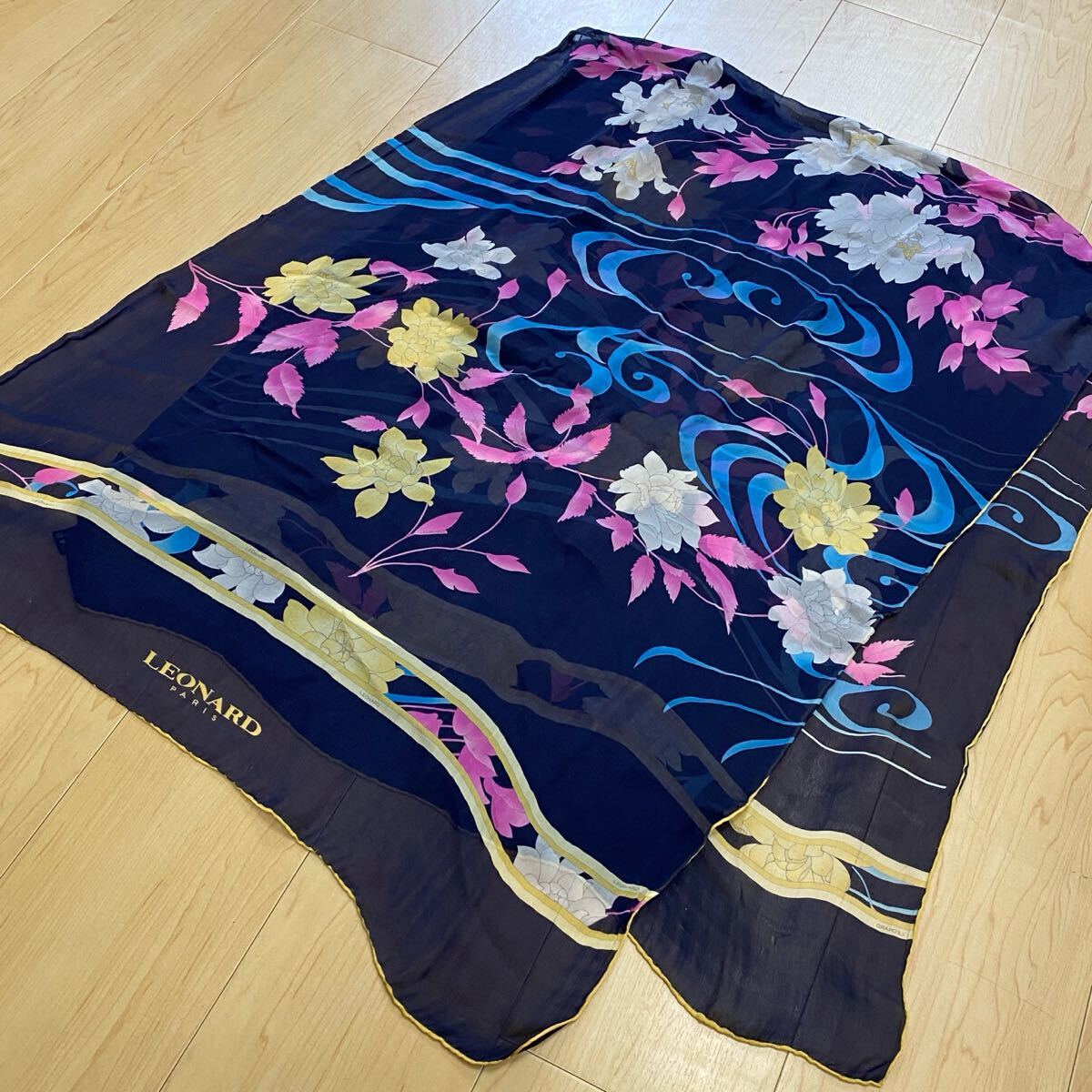 19 超美品 レオナール LEONARD フリンジ付き花柄ストール 19 超美品 レオナール LEONARD フリンジ付き花柄ストール