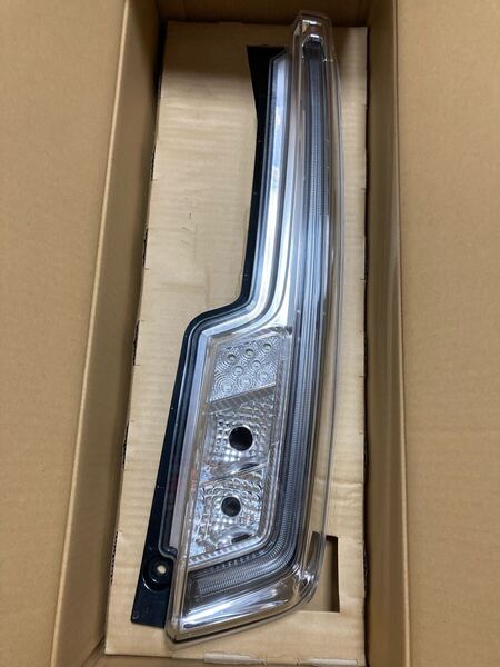送料無料★ジャンク品 LA150S LA160S ムーヴカスタム 右側用テールレンズ 81551-B2370