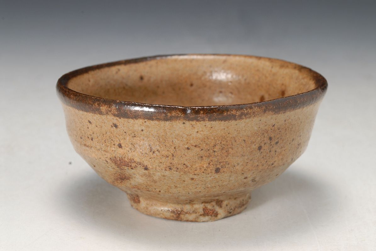 4034 名工 吉田喜彦 茶碗 師 荒川豊蔵 土灰釉口紅茶碗 (2025年 4034 名工 吉田喜彦 茶碗 師 荒川豊蔵 土灰釉口紅茶碗 (2025年