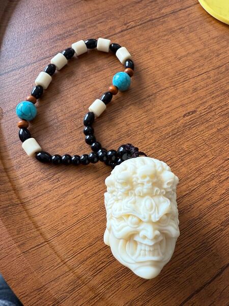 新品 象牙果彫り 不動明王 根付 掛け物 細工彫り お守り 縁起物 金財運 送料無料