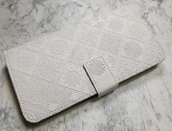 送料込み グーグル Pixel7 用 手帳型 ケース 浮き彫り調 アラベスク 白色