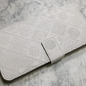 送料込み グーグル Pixel7 用 手帳型 ケース 浮き彫り調 アラベスク 白色
