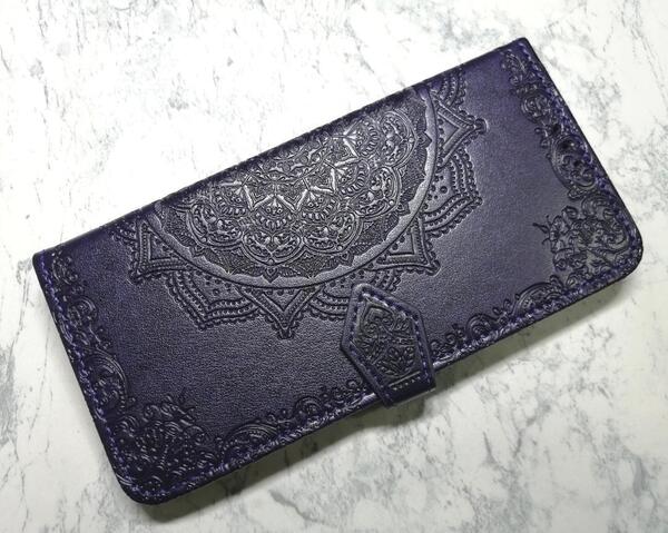 送料込み 手帳型 iPhone14Plus 用 ケース 浮彫曼荼羅 パープル 紫色