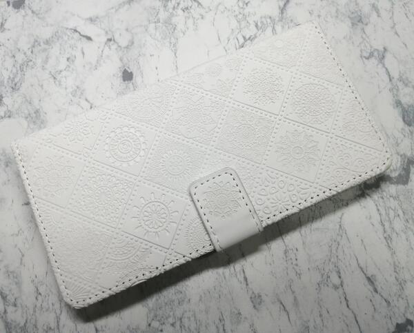 送料込み iPhone14Plus 用 手帳型 スマホケース 浮き彫り調 アラベスク 白色