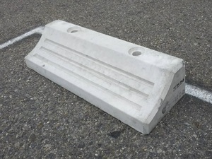 Автомобильный барьер, остановка автомобиля, парковка, остановка автомобиля, вес, бетонный блок, в форме шины, перфорированный, без крышки.