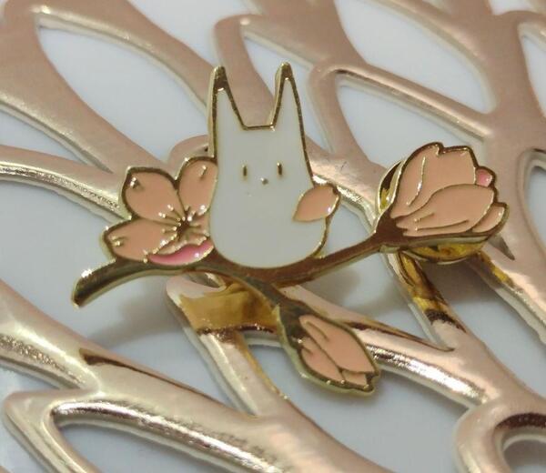 968花の木と白い生物ピンバッジ