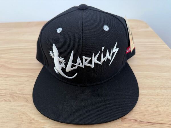 LARKiNS ラーキンス ベースボールキャップ (ブラック/ホワイト)
