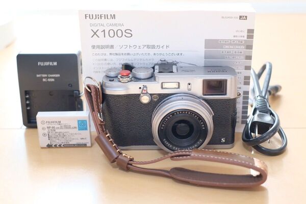 動作品!良品 FUJIFILM デジタルカメラ x-100s オマケ付き! FUJIFILM