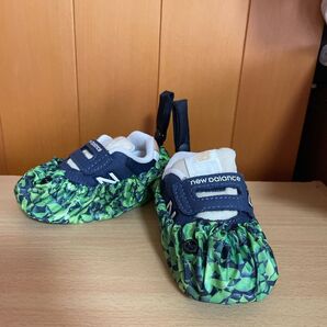 【新品未使用】リーフ柄 カラー ベビーからの靴カバー 靴の靴下 ベビー用シューズカバー 汚れ防止 靴の持ち歩き シューズクリップ
