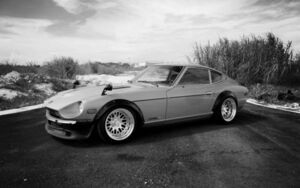 Art hand Auction 日产 Fairlady 280Z 1975 FAIRLADY Z 单色绘画风格壁纸海报超大宽版 921 x 576 毫米(可剥贴纸型)002W1, 汽车相关商品, 按汽车制造商, 日产